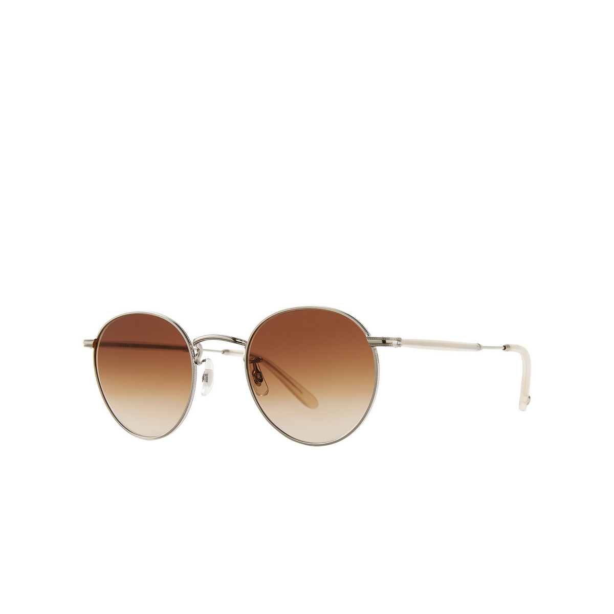 Garrett Leight® Round Sunglasses: Wilson M Sun color Brushed Silver-matte Beige Bs-mbge/sfbrntg - three-quarters view.