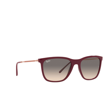 Lunettes de soleil Ray-Ban RB4344 653432 red cherry - Vue trois quarts