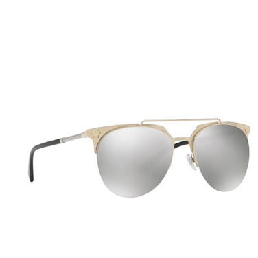 Versace VE2181 Sonnenbrillen 12526G pale gold - Dreiviertelansicht