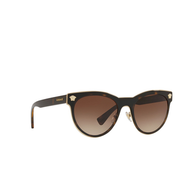 Lunettes de soleil Versace VE2198 125213 havana - Vue trois quarts