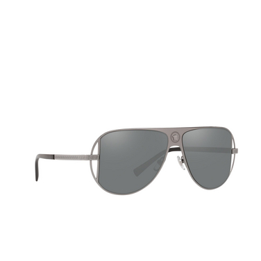 Versace VE2212 Sonnenbrillen 10016G gunmetal - Dreiviertelansicht
