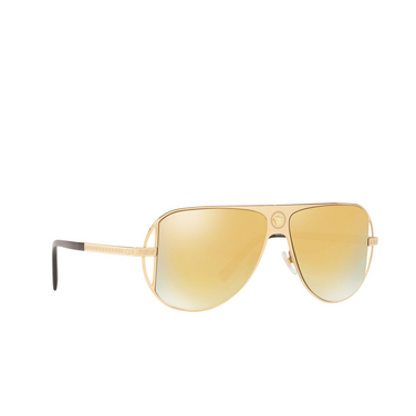 Gafas de sol Versace VE2212 10027P gold - Vista tres cuartos