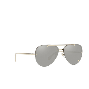 Gafas de sol Versace VE2231 12526G pale gold - Vista tres cuartos