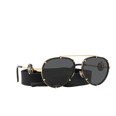 Versace VE2232 Sonnenbrillen 143887 black - Dreiviertelansicht