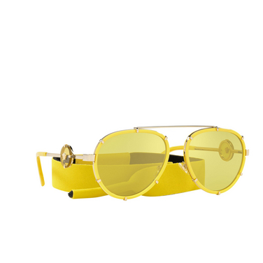 Versace VE2232 Sonnenbrillen 14736D yellow - Dreiviertelansicht