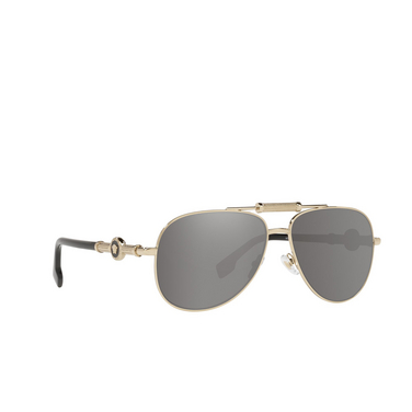 Versace VE2236 Sonnenbrillen 12526G pale gold - Dreiviertelansicht