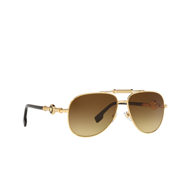 Versace VE2236 Sonnenbrillen 147713 gold - Dreiviertelansicht
