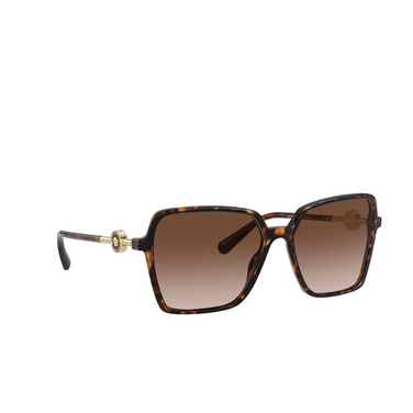 Versace VE4396 Sonnenbrillen 108/13 havana - Dreiviertelansicht