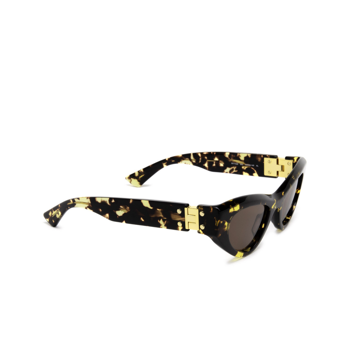 Bottega Veneta® Cat-eye Sunglasses: BV1142S color Havana 002 - three-quarters view.