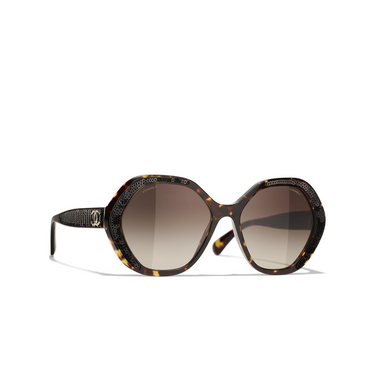 CHANEL round Sunglasses C714S5 dark tortoise - three-quarters view