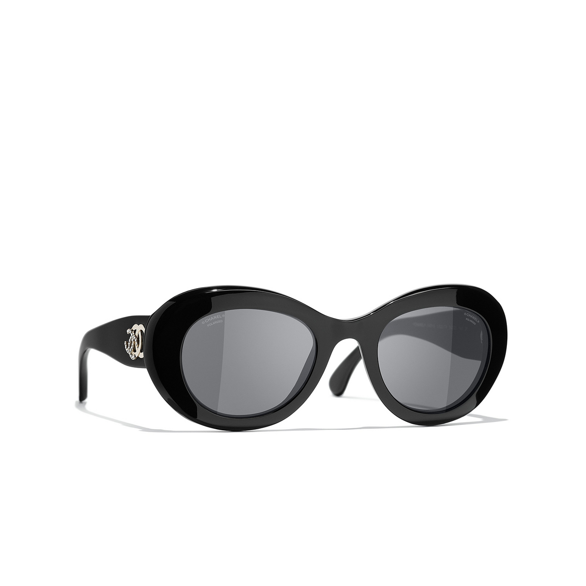 CHANEL oval Sunglasses C622T8 Black - three-quarters view