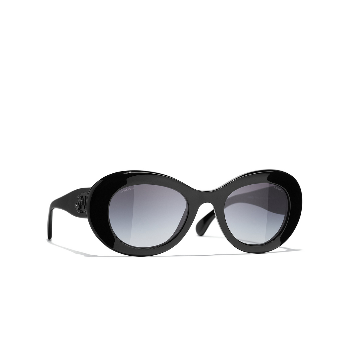 CHANEL oval Sunglasses C888S6 Black - three-quarters view