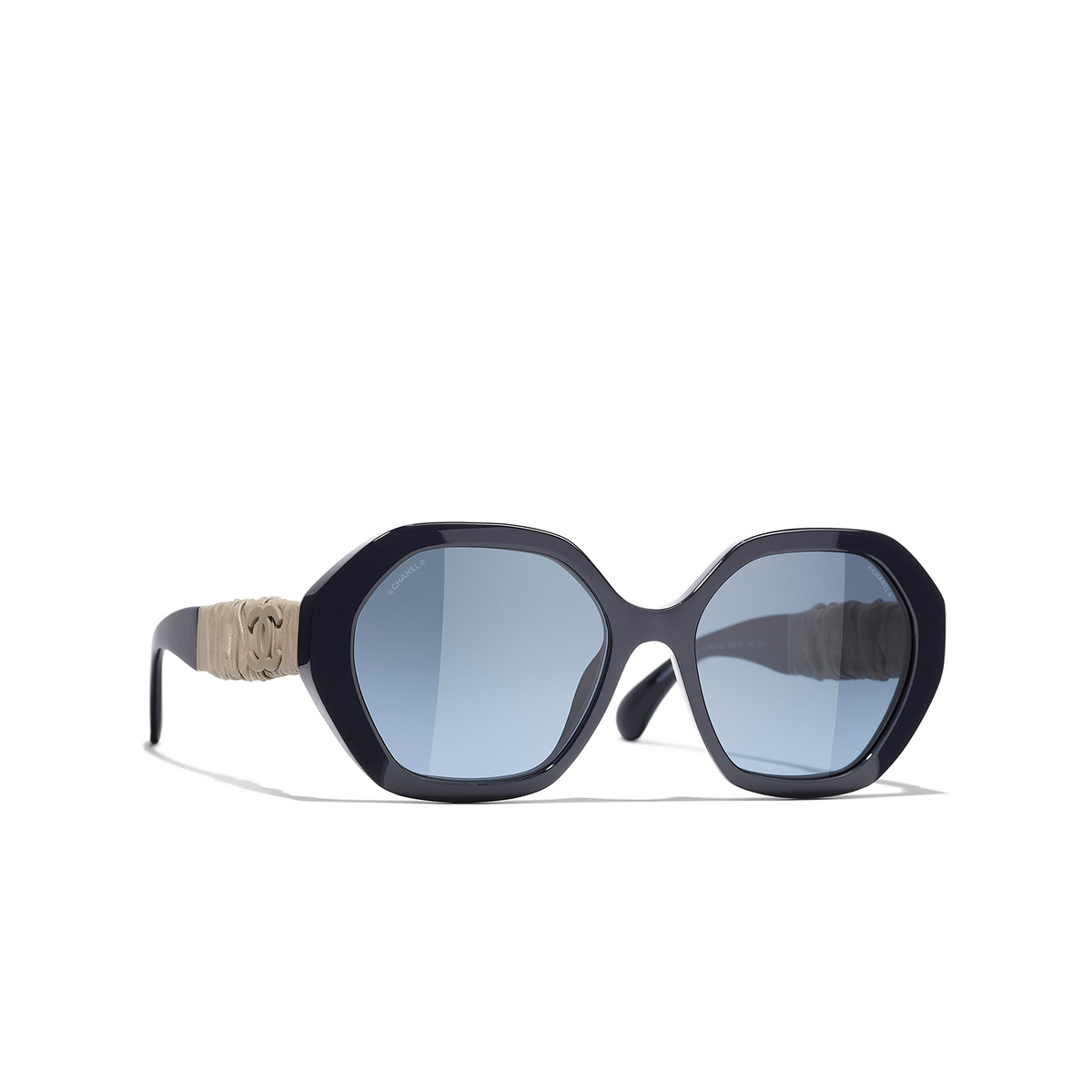 CHANEL round Sunglasses 1462S2 Dark Blue - three-quarters view