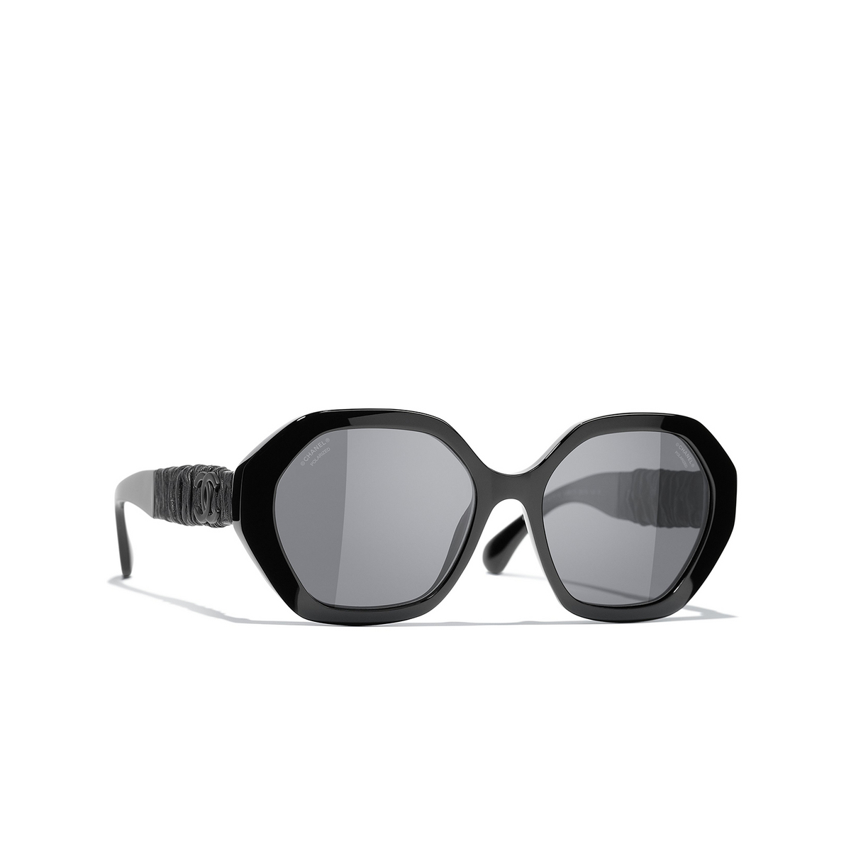 CHANEL round Sunglasses C888T8 Black - three-quarters view