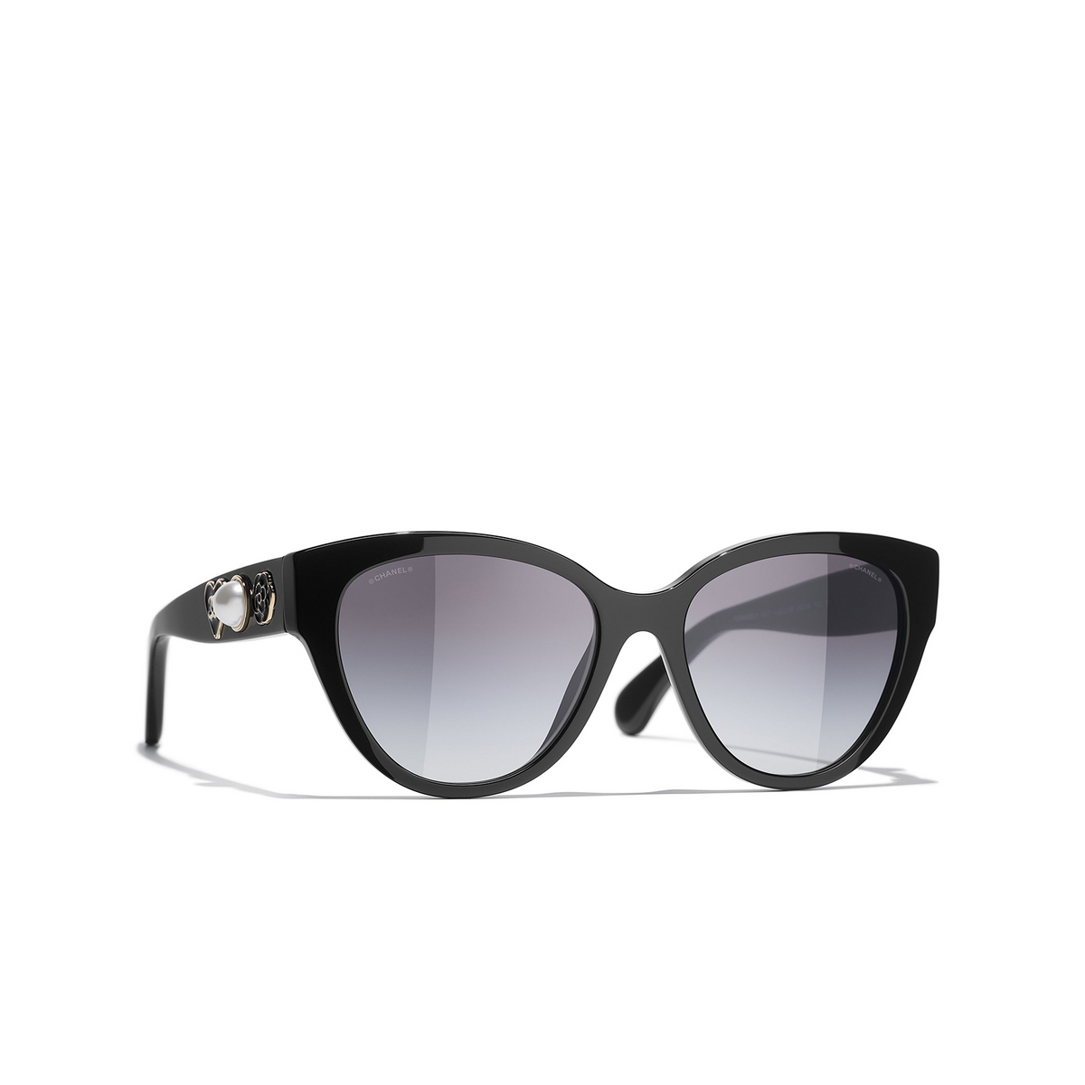 CHANEL butterfly Sunglasses C622S6 Black - three-quarters view