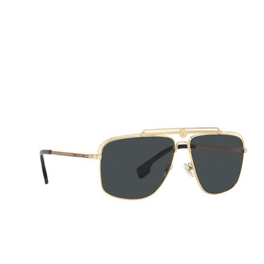 Gafas de sol Versace VE2242 100287 gold - Vista tres cuartos