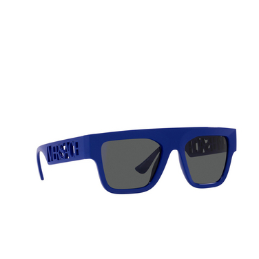 Versace VE4430U Sonnenbrillen 529487 bluette - Dreiviertelansicht