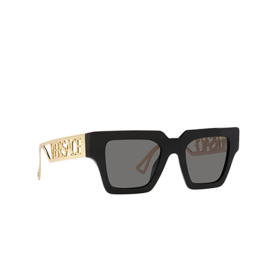 Versace VE4431 Sonnenbrillen GB1/81 black - Dreiviertelansicht