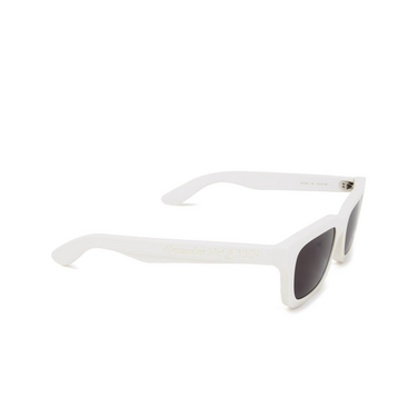 Alexander McQueen AM0392S Sunglasses 005 white - three-quarters view