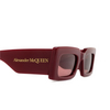 Gafas de sol Alexander McQueen AM0433S 003 burgundy - Miniatura del producto 3/4