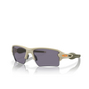 Occhiali da sole Oakley FLAK 2.0 XL 9188J2 matte sand - anteprima prodotto 2/4