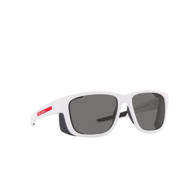 Lunettes de soleil Prada Linea Rossa PS 07WS TWK02G white rubber - Vue trois quarts