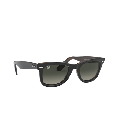 Lunettes de soleil Ray-Ban WAYFARER 127771 grey on havana - Vue trois quarts