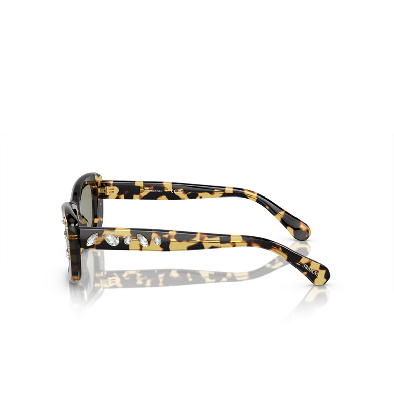 Swarovski SK6008 Sunglasses 1009/2 medium havana - 3/4