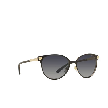 Gafas de sol Versace VE2168 1377T3 black / pale gold - Vista tres cuartos