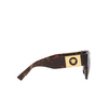 Versace VE4437U Sonnenbrillen 108/73 havana - Produkt-Miniaturansicht 3/4