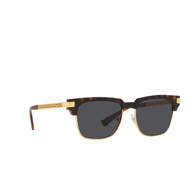 Versace VE4447 Sonnenbrillen 108/87 havana - Dreiviertelansicht