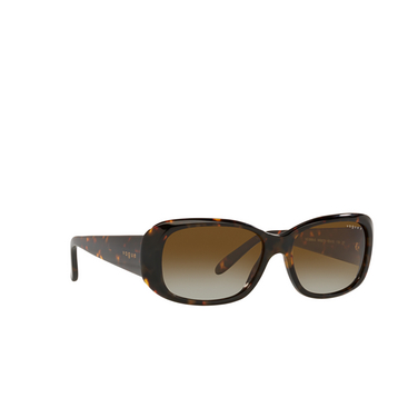 Vogue VO2606S Sunglasses W656T5 dark havana - three-quarters view