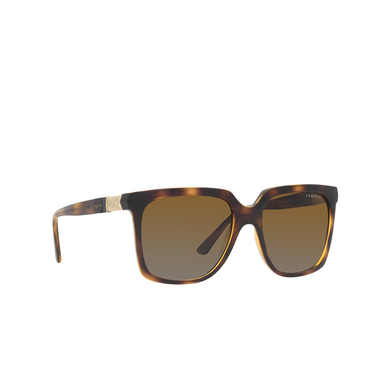 Vogue VO5476SB Sunglasses W656T5 dark havana - three-quarters view