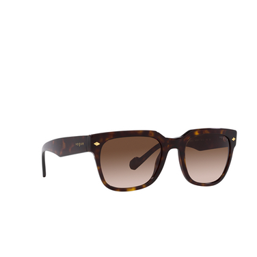 Vogue VO5490S Sunglasses W65613 dark havana - three-quarters view