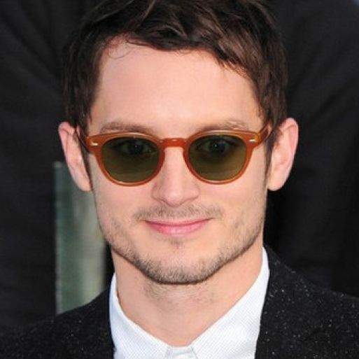 Elijah Wood con occhiali da sole quadrati