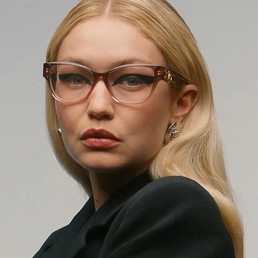 Gigi Hadid è il volto di Versace Eyewear FW23