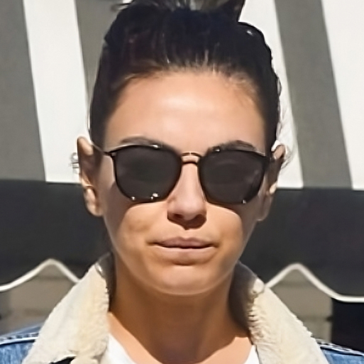 Mila Kunis con gafas de sol cuadradas