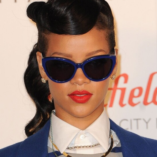 Rihanna indossa un paio di occhiali da sole cat-eye