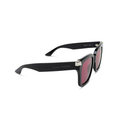 Lunettes de soleil Alexander McQueen AM0440S 002 black - Vue trois quarts