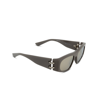 Alexander McQueen AM0471S Sunglasses 004 shiny solid taupe - three-quarters view