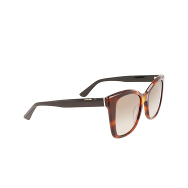 Lunettes de soleil Calvin Klein CK22530S 220 brown havana - Vue trois quarts