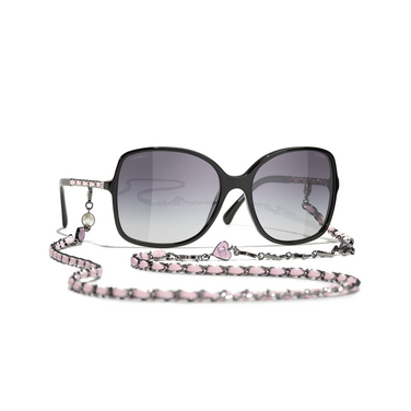CHANEL square Sunglasses 1663S6 black - three-quarters view