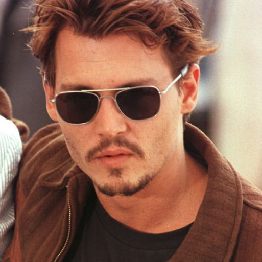 Johnny Depp con modelo aviador