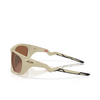 Occhiali da sole Oakley 943105 matte sand - anteprima prodotto 3/4