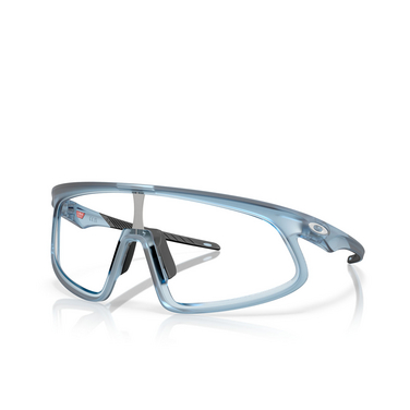 Lunettes de soleil Oakley RSLV 948407 matt transparent stonewash - Vue trois quarts