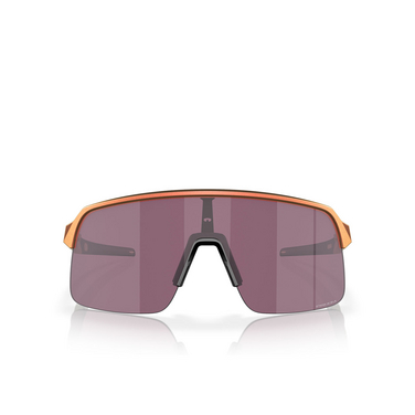 Occhiali da sole Oakley SUTRO LITE 946358 matte red gold colorshift - frontale