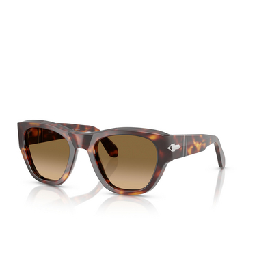 Persol PO0054S Sonnenbrillen 24/M2 havana - Dreiviertelansicht