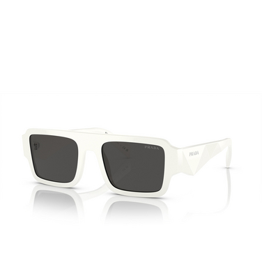 Prada PR A05S Sonnenbrillen 17K08Z white - Dreiviertelansicht