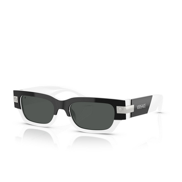 Versace VE4465 Sonnenbrillen 545987 top black / white - Dreiviertelansicht