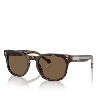 Vogue VO5571S Sunglasses W65673 dark havana - three-quarters view